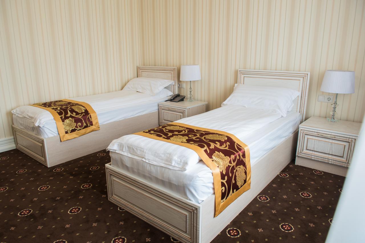 Hotel Grand Aristocrate Dubovtsy Buitenkant foto
